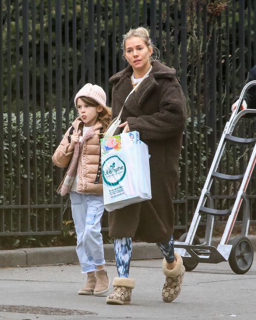 Sienna Miller con un beauty look desastroso en la ciudad de Nueva York