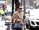 Katie Holmes descuida su peinado mientras pasea por Nueva York