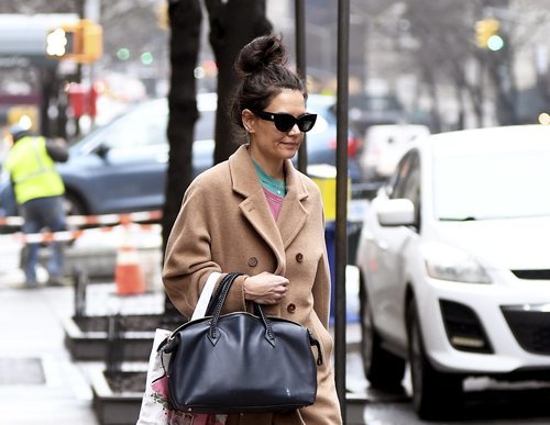 Katie Holmes descuida su peinado mientras pasea por Nueva York