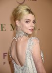 Anya Taylor Joy con un recogido estilo top knot