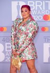 Megan Jayne Crabbe con un maquillaje rosa excesivo