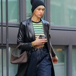 Dua Lipa con un beauty look descuidado