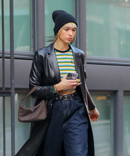 Dua Lipa con un beauty look descuidado