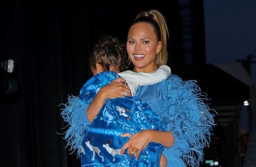 Chrissy Teigen abusa de los polvos de sol