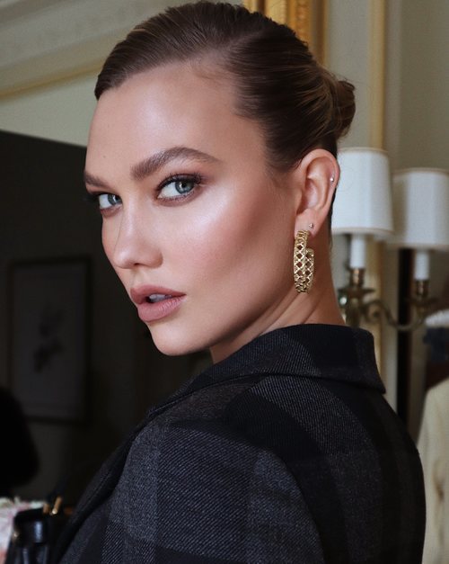 Karlie Kloss asiste al desfile de Dior 2020 en París