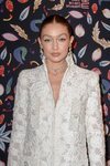 Gigi Hadid asiste a la exposición de Harpers Bazar en París
