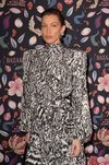 Bella Hadid acude a la exposición de Harpers Bazar en París