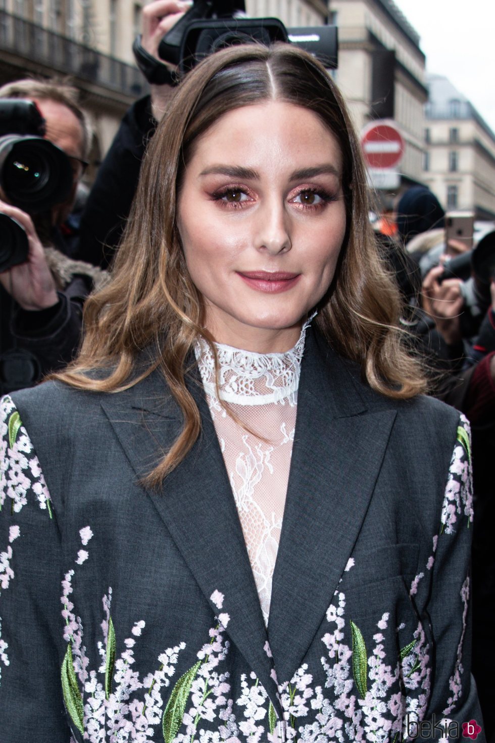 Olivia Palermo con un beauty look de glitter y pestañas postizas