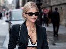 Caroline Daur con el cabello desaliñado en el desfile de Giambattista Valli en París