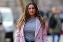 Kelly Brook con exceso de polvos de sol en Londres