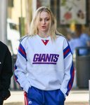 Sophie Turner paseando por Los Ángeles sin tiempo para peinarse