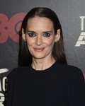 Winona Ryder en la premiere de 'The Plot Against America' con un beauty total black