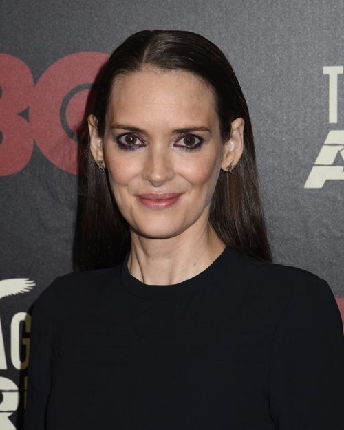 Winona Ryder en la premiere de 'The Plot Against America' con un beauty total black