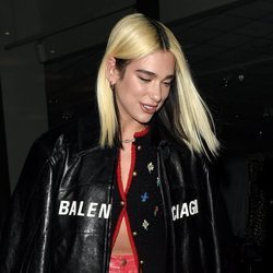 Dua Lipa presume de raíces negras y melena rubia en Londres