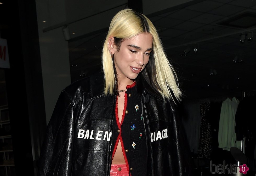 Dua Lipa presume de raíces negras y melena rubia en Londres