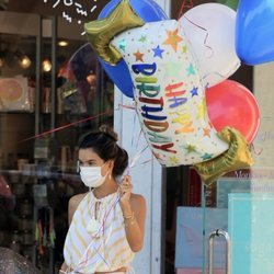 Alessandra Ambrosio con su larga melena recogida para ir más cómoda con la mascarilla