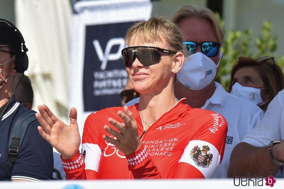 La Princesa Charlene con un peinado muy descuidado en un evento deportivo