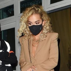 Rita Ora y sus rizos perfectos para irse de cena