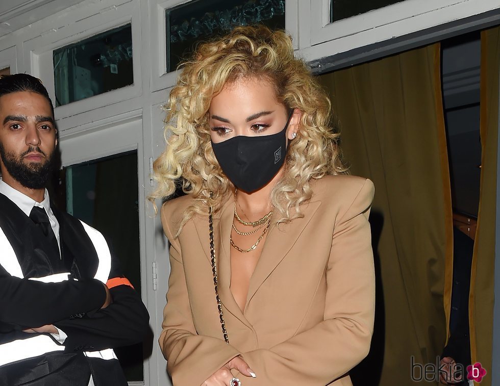 Rita Ora y sus rizos perfectos para irse de cena