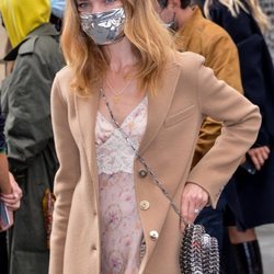 La melena surfera de Natalia Vodianova en París