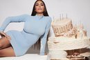 Kim Kardashian promocionando su colección de maquillaje 'The Opalescent Collection'