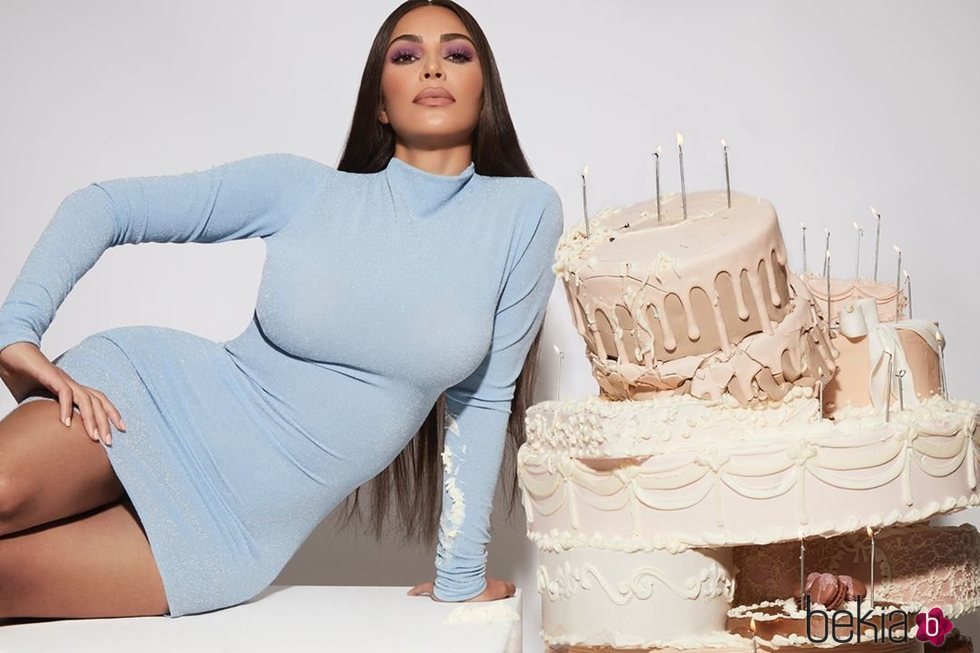 Kim Kardashian promocionando su colección de maquillaje 'The Opalescent Collection'
