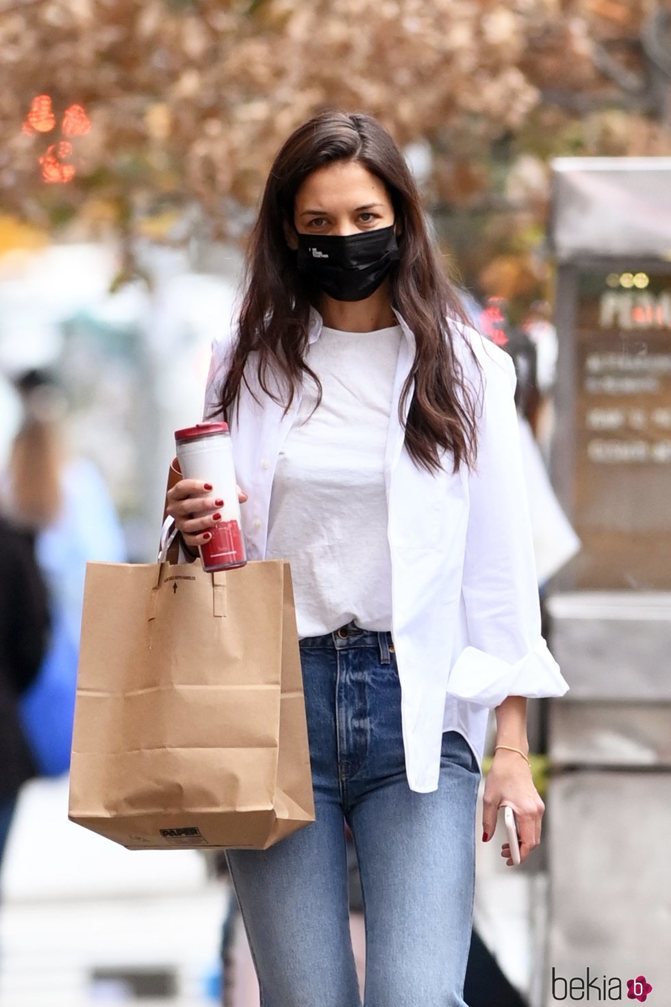 katie Holmes paseando por Nueva York luciendo melena surfera