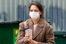 Katie Holmes haciendo recados por Nueva York sin peinarse