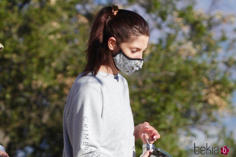 Ashley Greene apuesta por el peinado más cómodo para salir a pasear