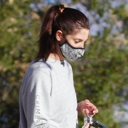 Ashley Greene apuesta por el peinado más cómodo para salir a pasear