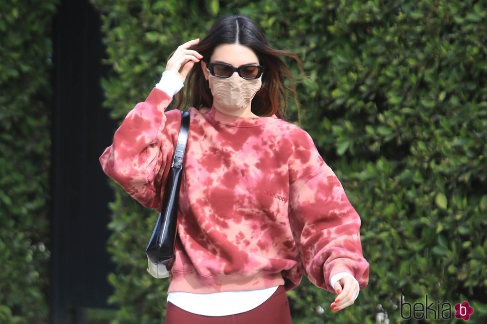 Kendall Jenner luciendo mechas californianas