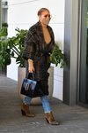 Jennifer Lopez con su melena recogida en un moño