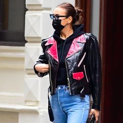 El moño de andar por casa de Irina Shayk