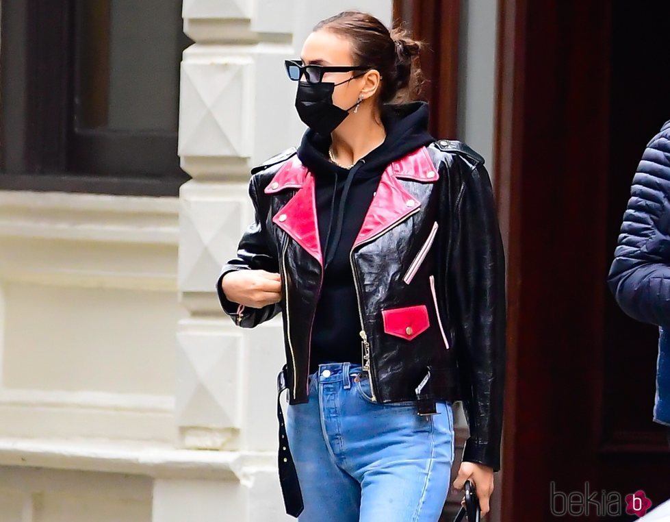 El moño de andar por casa de Irina Shayk