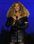 Beyoncé apuesta por la melena frizz en la entrega de los Premios Grammy 2021
