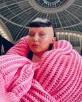 Gigi Hadid con las cejas decoloradas para un desfile de Marc Jacobs