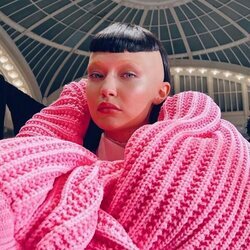 Gigi Hadid con las cejas decoloradas para un desfile de Marc Jacobs
