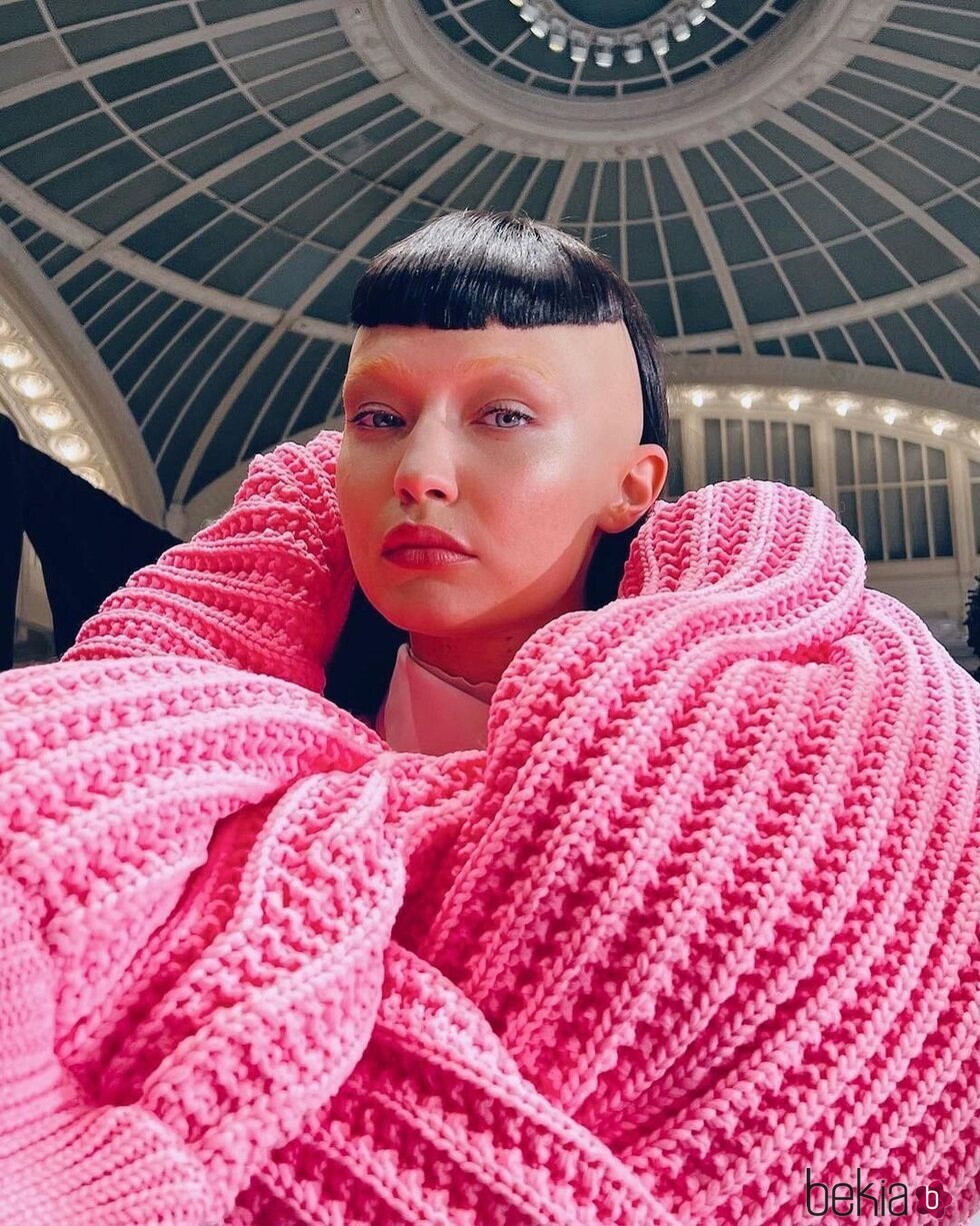 Gigi Hadid con las cejas decoloradas para un desfile de Marc Jacobs