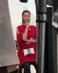 Bella Hadid con las cejas decoloradas para una campaña de Balenciaga