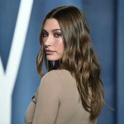 Hailey Bieber apuesta por la melena castaña natural en la fiesta de Vanity Fair tras los Oscar 2022