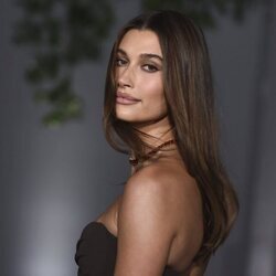 Hailey Bieber pasó del rubio al castaño en 2022