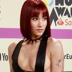 Aitana estrena 'dark red hair' en los 40 Music Awards 2023