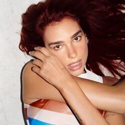 Dua Lipa con el 'dark red hair' para su nueva etapa musical