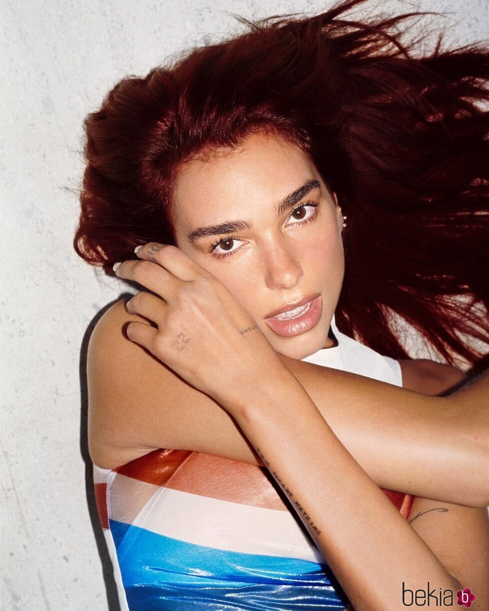 Dua Lipa con el 'dark red hair' para su nueva etapa musical