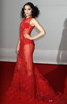 Jessie J con grandes pestañas postizas en los premios Brit 2012