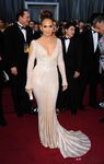 Jennifer Lopez con moño beehive en la alfombra roja de los Oscar 2012