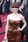 Ellie Kemper con largo flequillo recto en la alfombra roja de los Oscar 2012