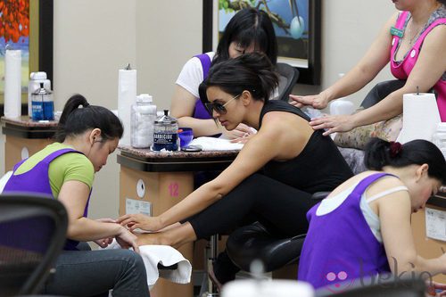 Kim Kardashian de manicura y pedicura