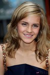 Emma Watson con el cabello rizado y rubio