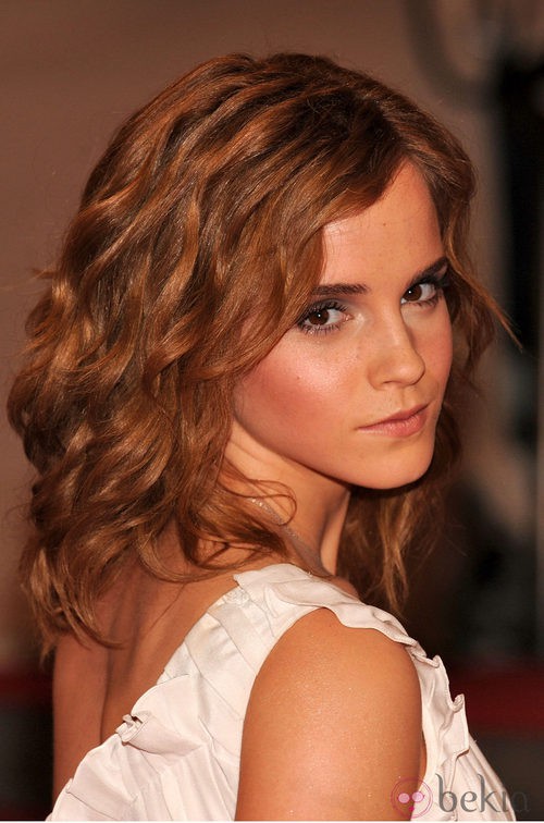 Emma Watson con el cabello rizado muy natural